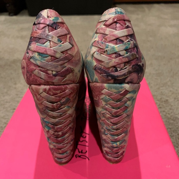 Betsey Johnson rose corset back wedge heels 5.5 - Picture 3 of 5